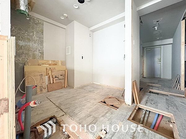 家事の時短に効果的な収納のし易いオールスライド収納、綺麗を保ち易い人造大理石トップ、静音シンクなど、使い勝手の良いキッチンを新規導入致しました。