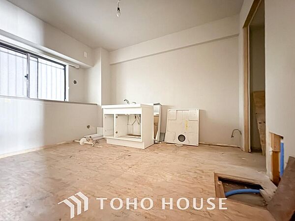 家具の配置のし易い室内です。趣味の部屋としても充分な広さを確保しております。