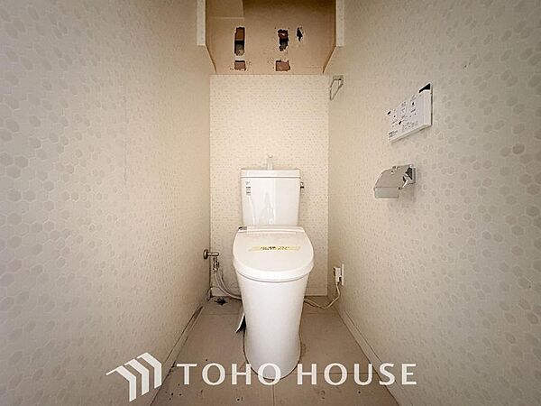 いつまでも清潔な空間であって頂けますように、目に留まるだけではなく、汚れをふき取り易いフロアと壁紙をチョイス致しました。洗浄便座になっておりますので、とても清潔にご使用いただけます。