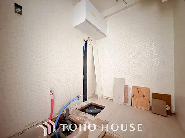 落ち着いた色合いで統一された室内はホテルライクな空間を創造しております。身だしなみのチェックがしやすい大きな鏡、下には収納がたっぷり。可動棚もあるのでスッキリとした空間をお作りいただけます。