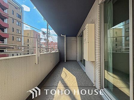 暖かい陽ざしが差込むバルコニーは、晴れた日には、洗濯物が良く乾きます。また、風通しも良好です。