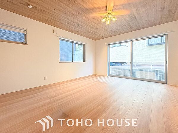 光が注がれる青い空から鮮やかに赤色にゆっくりと染まる。そんな優しい時間がここでは流れてゆく。