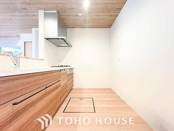 夫婦そろってキッチンに立っても調理がしやすく余裕の広さ。家事をしながら会話も弾みます。