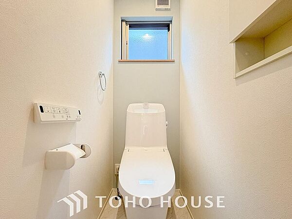 清潔感と快適性を兼ね備えた、心地よいトイレ空間。清潔さと快適さを備えたちょうどよいスペース。
