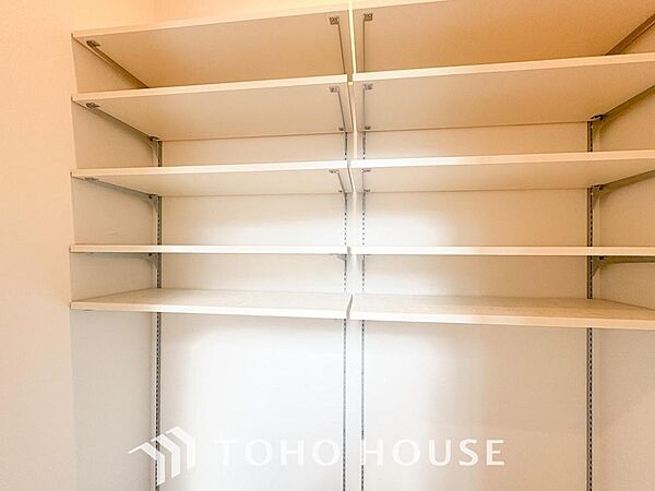 建物内部の収納には拘りました。共有部分に設けた収納。お荷物が多い方にも安心です。