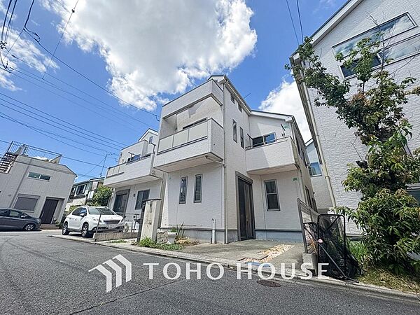 陽光をたっぷり浴びる、輝く住まい。日が降り注ぐ外観が、明るく心地よい暮らしを提供します。