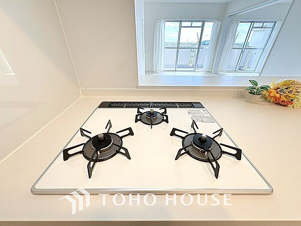 3口ガスコンロでお料理のスピードもUP。効率よくお料理ができますね。