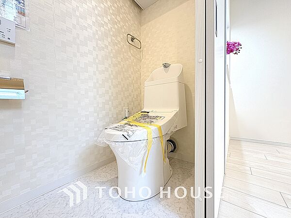 清潔感と快適性を兼ね備えた、心地よいトイレ空間。清潔さと快適さを備えたちょうどよいスペース。