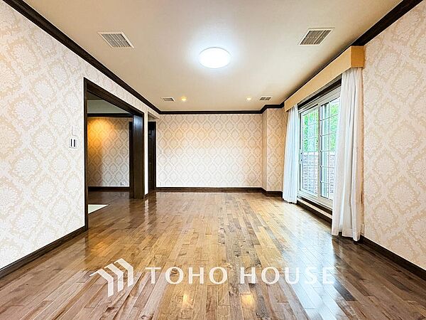 穏やかな空気が広がる、心が落ち着く居室空間。ナチュラルな素材と落ち着いたデザイン。