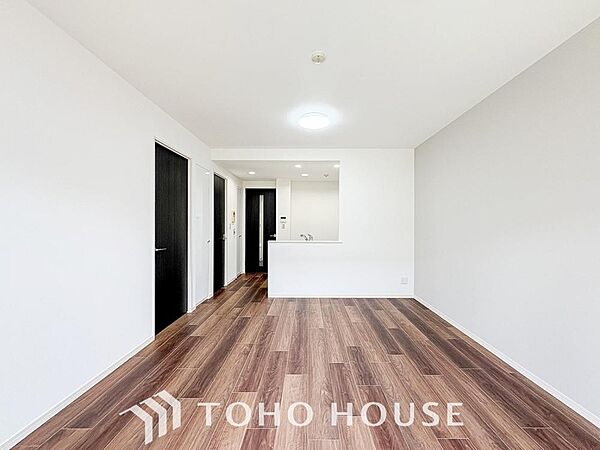 リラックスと居心地の良さが共鳴するくつろぎのリビング空間。暮らしの中心であり、心の安らぎをもたらします。