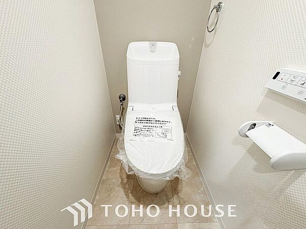 清潔感と快適性を兼ね備えた、心地よいトイレ空間。清潔さと快適さを備えたちょうどよいスペース。