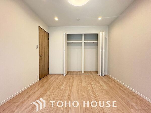 一日の疲れを癒やしてくれる主寝室。時を忘れて過ごす場所として過ごせるお部屋。
