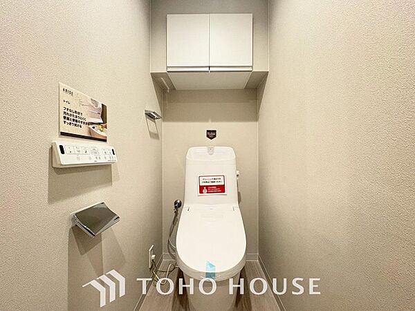 清潔感と快適性を兼ね備えた、心地よいトイレ空間。清潔さと快適さを備えたちょうどよいスペース。