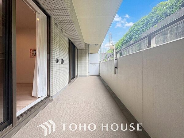 明るい陽射しと暖かな光が心地よい、日当たり豊かなバルコニー。洗濯物もいつもさっと乾きます。