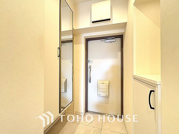 落ち着いた雰囲気の玄関、家族の帰りを暖かく迎えてくれます。
