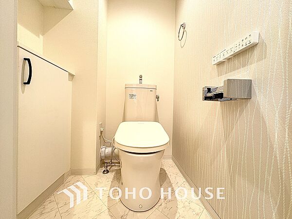 清潔感と快適性を兼ね備えた、心地よいトイレ空間。清潔さと快適さを備えたちょうどよいスペース。