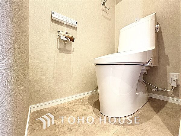 清潔感と快適性を兼ね備えた、心地よいトイレ空間。清潔さと快適さを備えたちょうどよいスペース。