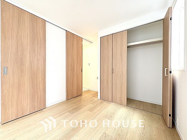 リラックスできる広々としたお部屋。暖かな雰囲気が包む、心地よい空間。
