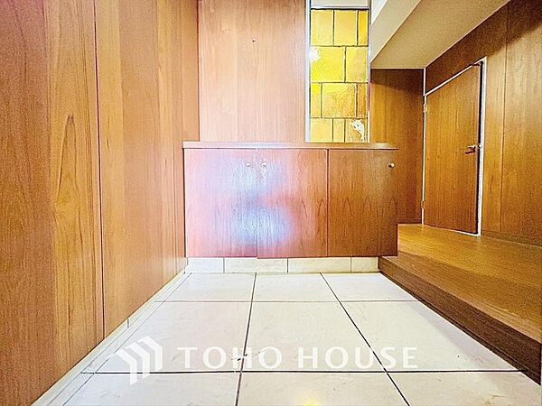 廊下に沿って広がる落ち着いた空間は、玄関からの第一印象を引き立て、快適な住まいを実現します。