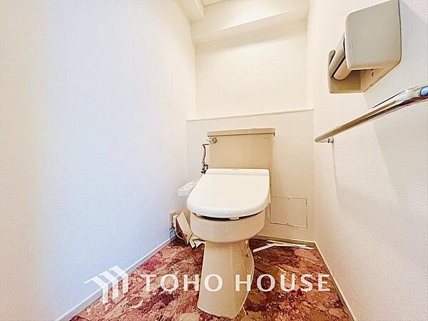 清潔感と快適性を兼ね備えた、心地よいトイレ空間。清潔さと快適さを備えたちょうどよいスペース。