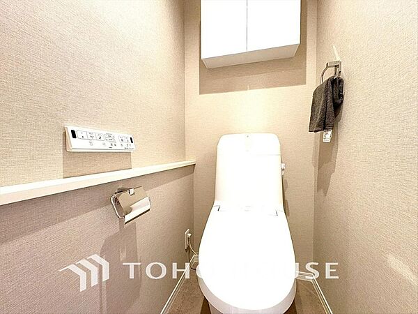 清潔感と快適性を兼ね備えた、心地よいトイレ空間。清潔さと快適さを備えたちょうどよいスペース。