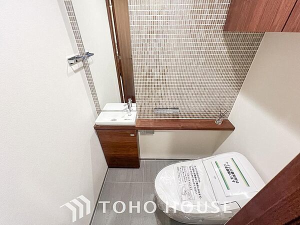 清潔感と快適性を兼ね備えた、心地よいトイレ空間。清潔さと快適さを備えたちょうどよいスペース。