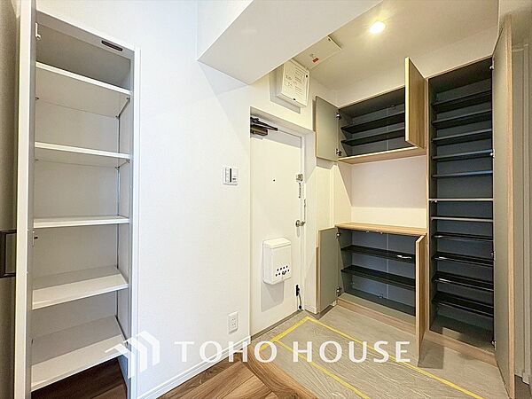 便利な玄関ポーチ付き、荷物の一時置きとペットやお子様の飛び出し防止に対応。