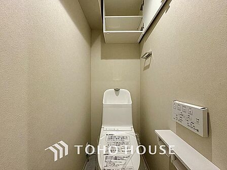 清潔感と快適性を兼ね備えた、心地よいトイレ空間。清潔さと快適さを備えたちょうどよいスペース。