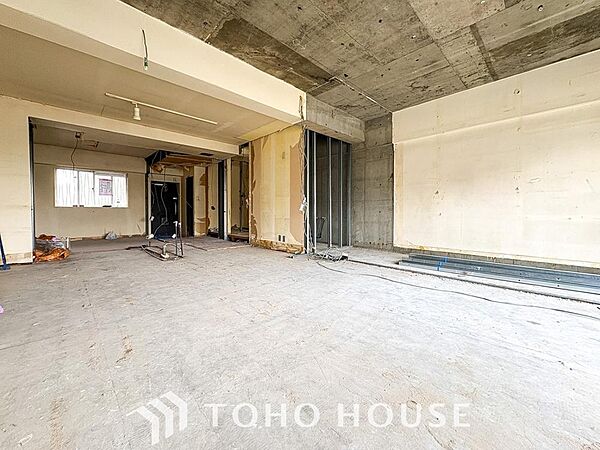 リラックスと居心地の良さが共鳴するくつろぎのリビング空間。暮らしの中心であり、心の安らぎをもたらします。