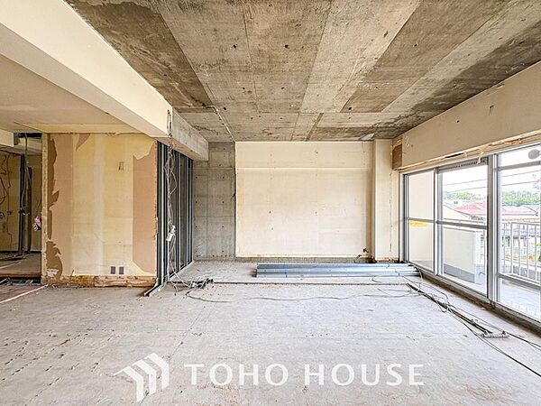 採光と開放感がもたらす、心地よいくつろぎの空間。やわらかい自然光が心地よさをもたらします。