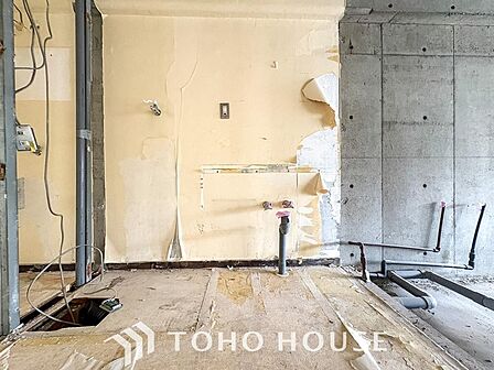 身だしなみのチェックがしやすい大きな鏡、下には収納がたっぷり。スッキリとした空間を演出いたします。