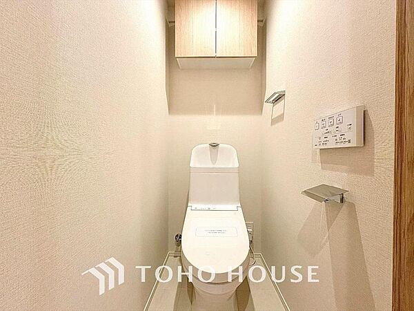 清潔感と快適性を兼ね備えた、心地よいトイレ空間。清潔さと快適さを備えたちょうどよいスペース。