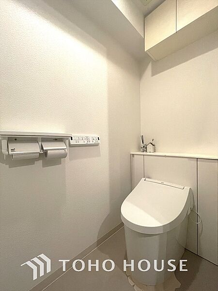 清潔感と快適性を兼ね備えた、心地よいトイレ空間。清潔さと快適さを備えたちょうどよいスペース。
