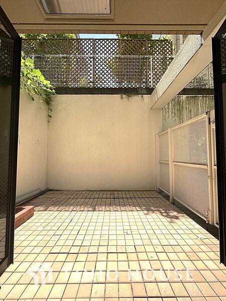 光と風が心地よい、開放感ある室内。暮らしに彩りを添える、洗練された住まい。