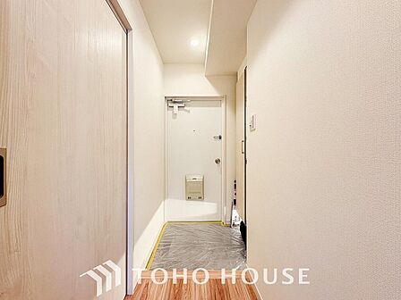 便利な玄関ポーチ付き、荷物の一時置きとペットやお子様の飛び出し防止に対応。