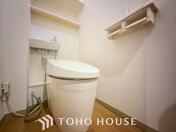 清潔感と快適性を兼ね備えた、心地よいトイレ空間。清潔さと快適さを備えたちょうどよいスペース。