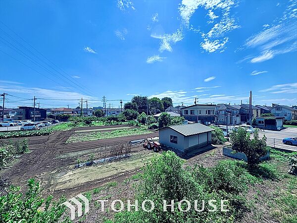 素晴らしい景色が特徴の、心地よいくつろぎの空間。さんさんと太陽光を浴びてリフレッシュ。バルコニーに出ての日光浴はいつも気持ちの良い時間。