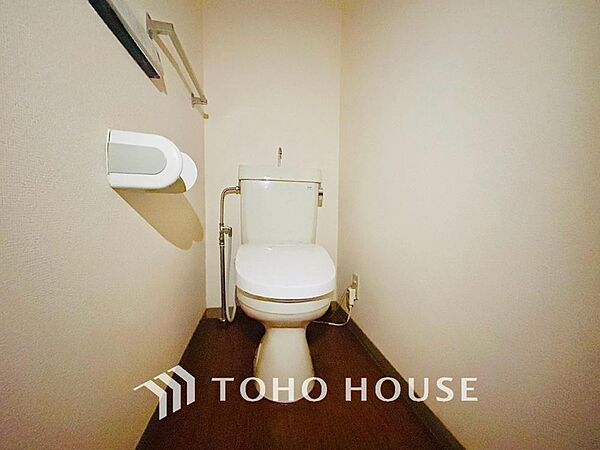 清潔感と快適性を兼ね備えた、心地よいトイレ空間。清潔さと快適さを備えたちょうどよいスペース。