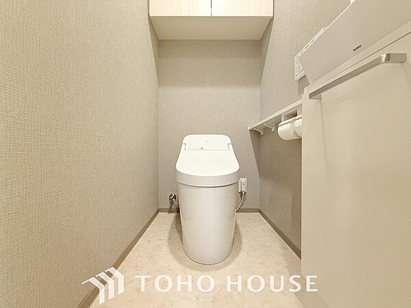清潔感と快適性を兼ね備えた、心地よいトイレ空間。清潔さと快適さを備えたちょうどよいスペース。