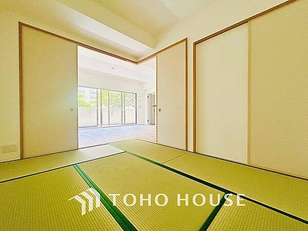 穏やかな空気が広がる、心が落ち着く居室空間。ナチュラルな素材と落ち着いたデザイン。