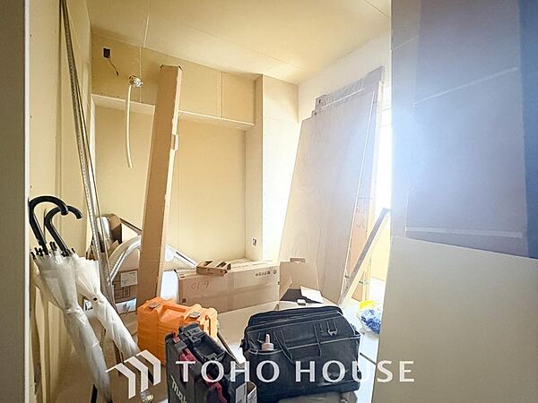 穏やかな空気が広がる、心が落ち着く居室空間。ナチュラルな素材と落ち着いたデザイン。