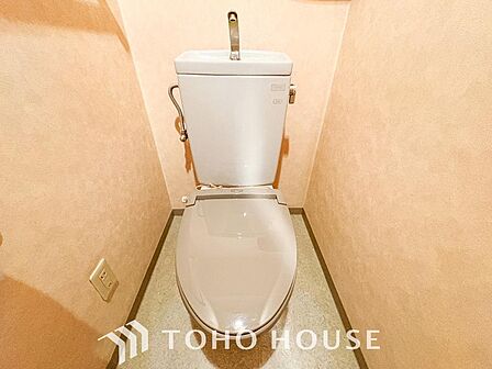 清潔感と快適性を兼ね備えた、心地よいトイレ空間。清潔さと快適さを備えたちょうどよいスペース。