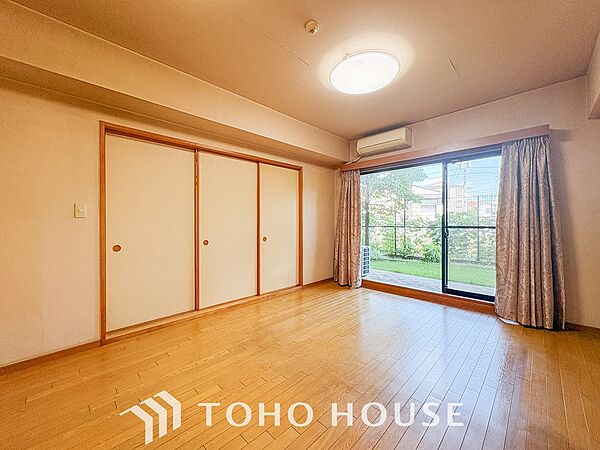 リビングの暖かな光が心地よい静けさと穏やかさが広がる、心安らぐ空間。