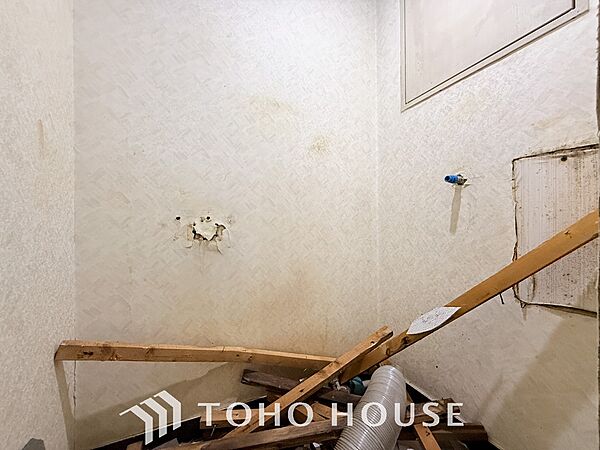 清潔感と快適性を兼ね備えた、心地よいトイレ空間。清潔さと快適さを備えたちょうどよいスペース。