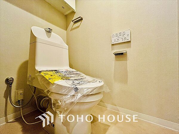 清潔感と快適性を兼ね備えた、心地よいトイレ空間。清潔さと快適さを備えたちょうどよいスペース。