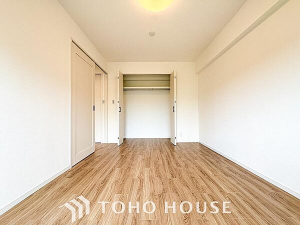 採光と開放感がもたらす、心地よいくつろぎの空間。やわらかい自然光が心地よさをもたらします。