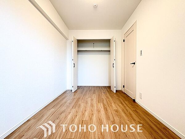一日の疲れを癒やしてくれる主寝室。時を忘れて過ごす場所として過ごせるお部屋。