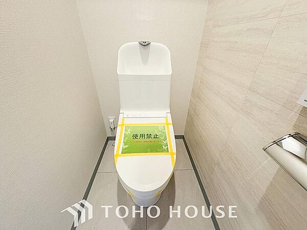 清潔感と快適性を兼ね備えた、心地よいトイレ空間。清潔さと快適さを備えたちょうどよいスペース。