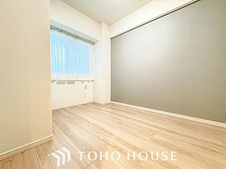 穏やかな空気が広がる、心が落ち着く居室空間。ナチュラルな素材と落ち着いたデザイン。