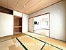 室内：光と風が心地よい、開放感ある室内。暮らしに彩りを添える、洗練された住まい。